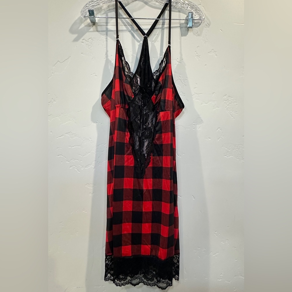 Elegant Red and Black Lace Chemise - Picture 2 of 9